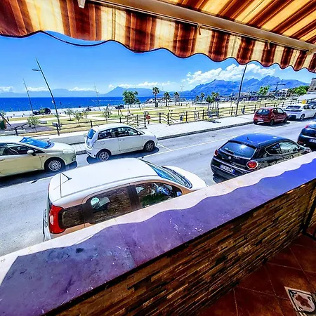 Apartment Seafront House Gabbiano Blu